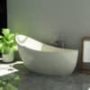 Moderne freistehende Terrazzo-Badewanne in Weiß, ideal für minimalistisches Badezimmer-Design
