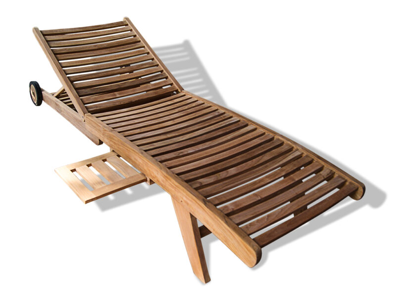 robuste teakholz-sonnenliege - zeitloses design für komfort und ästhetische gartenatmosphäre.