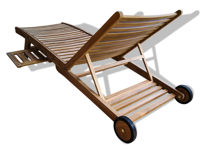 bild einer massiven teakholz-sonnenliege - luxuriöses design für entspannte stunden im freien.