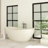 Freistehende Badewanne aus Terrazzo – weisse Oberfläche mit marmor Einsprengseln, rutschfester Boden