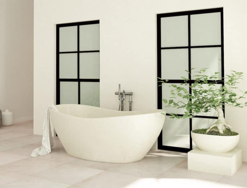 freistehende badewanne aus terrazzo – weisse oberfläche mit marmor einsprengseln, rutschfester boden